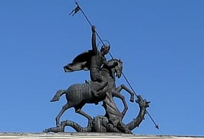 Скульптурный образ всадника, поражающего змея